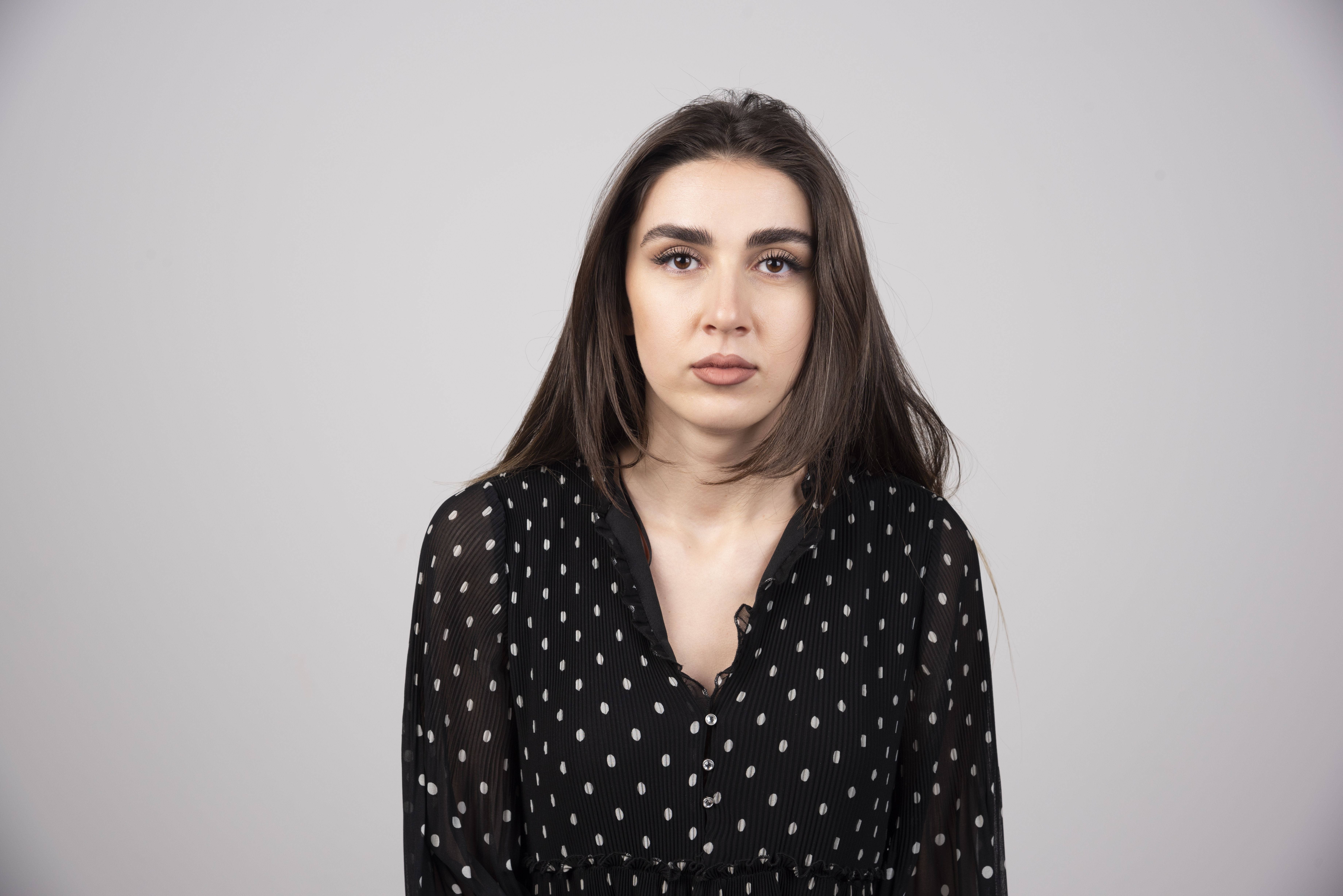 photo young serious woman standing posing